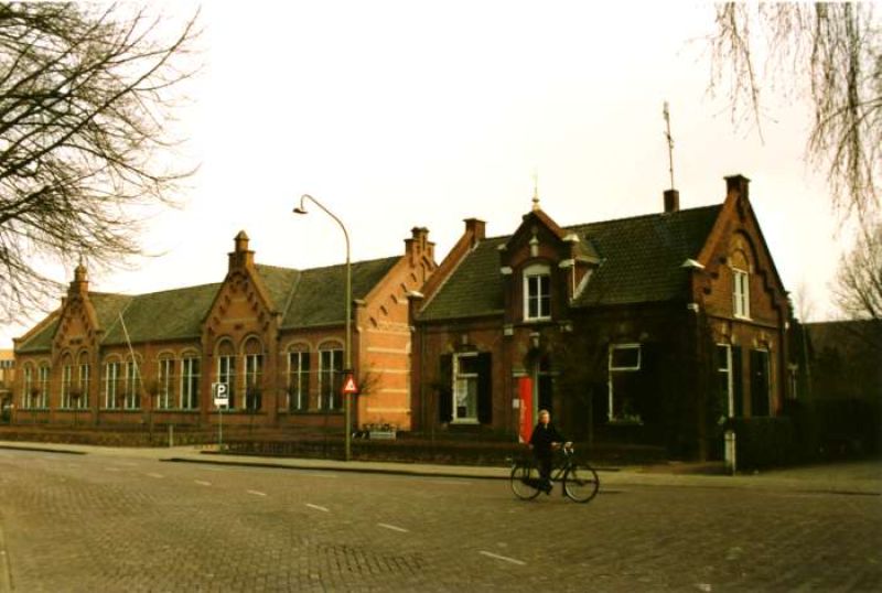 Gemeentelijk monument; Den Diek, voormalige openbare school en meestershuis