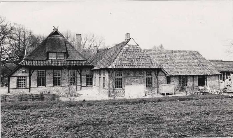 Rijksmonument museumboerderij Erve Kots, loshoes, waterput, bijenstal en bakoven